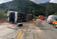 SC: ônibus com adolescentes tomba a caminho do Beto Carrero