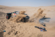 Carro de Carlos Sainz, pai de piloto da Ferrari, capota em acidente no Rally Dakar