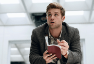 "Alvo Primário": série com ator de "The White Lotus" ganha data e trailer