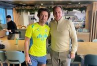 Rogério Ceni acompanha treinos do Manchester City e posa ao lado de atacante