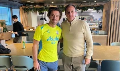 Rogério Ceni acompanha treinos do Manchester City e posa ao lado de atacante