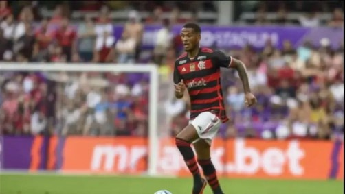 Cleiton, zagueiro do Flamengo, soma dez jogos como profissional