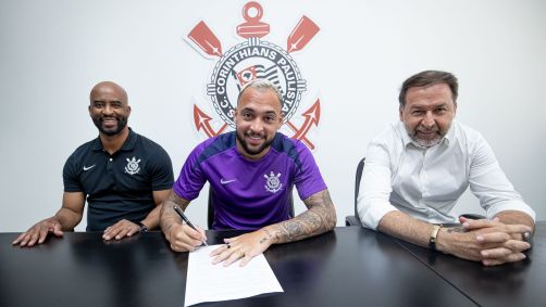 Maycon renova contrato com o Corinthians