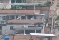 Vídeo: moradores exibem panos brancos durante tiroteio no Rio