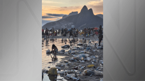 Faixa de lixo na orla de Ipanema