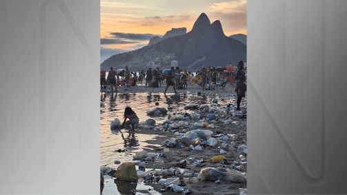 Faixa de lixo na orla de Ipanema
