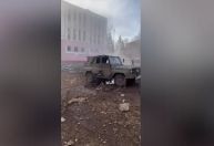 Ataque ucraniano em posto de comando russo destrói prédios e veículos em Kursk