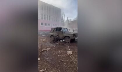 Ataque ucraniano em posto de comando russo destrói prédios e veículos em Kursk