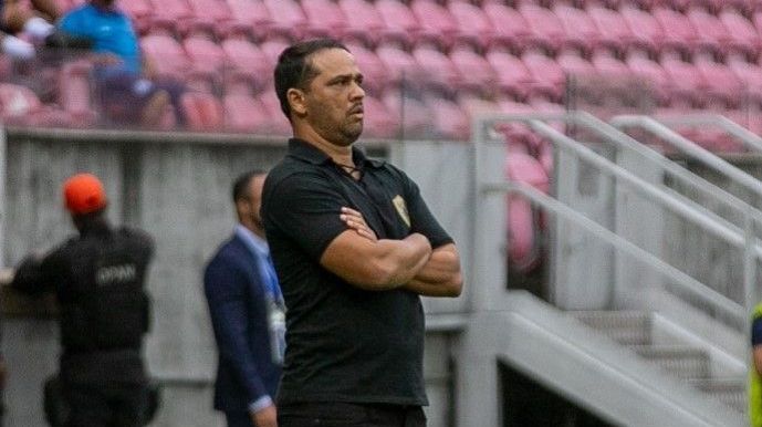 Dico Woolley, técnico demitido pelo Retrô