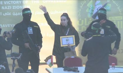 Primeira refém israelense liberta pelo Hamas nesta quinta-feira (30).