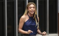 Erika Hilton critica ataques e diz que manterá maquiadores em gabinete