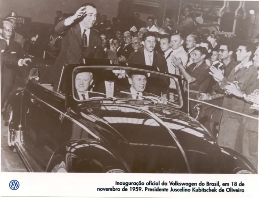 Juscelino na fábrica da Volkswagen em São Bernardo do Campo em 1959 • Reprodução