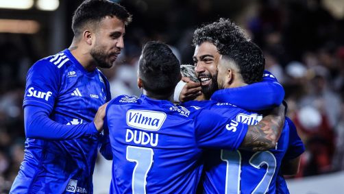Jogadores do Cruzeiro comemoram gol