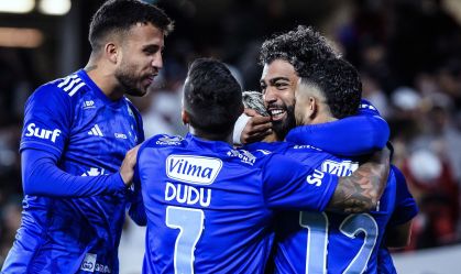 Jogadores do Cruzeiro comemoram gol