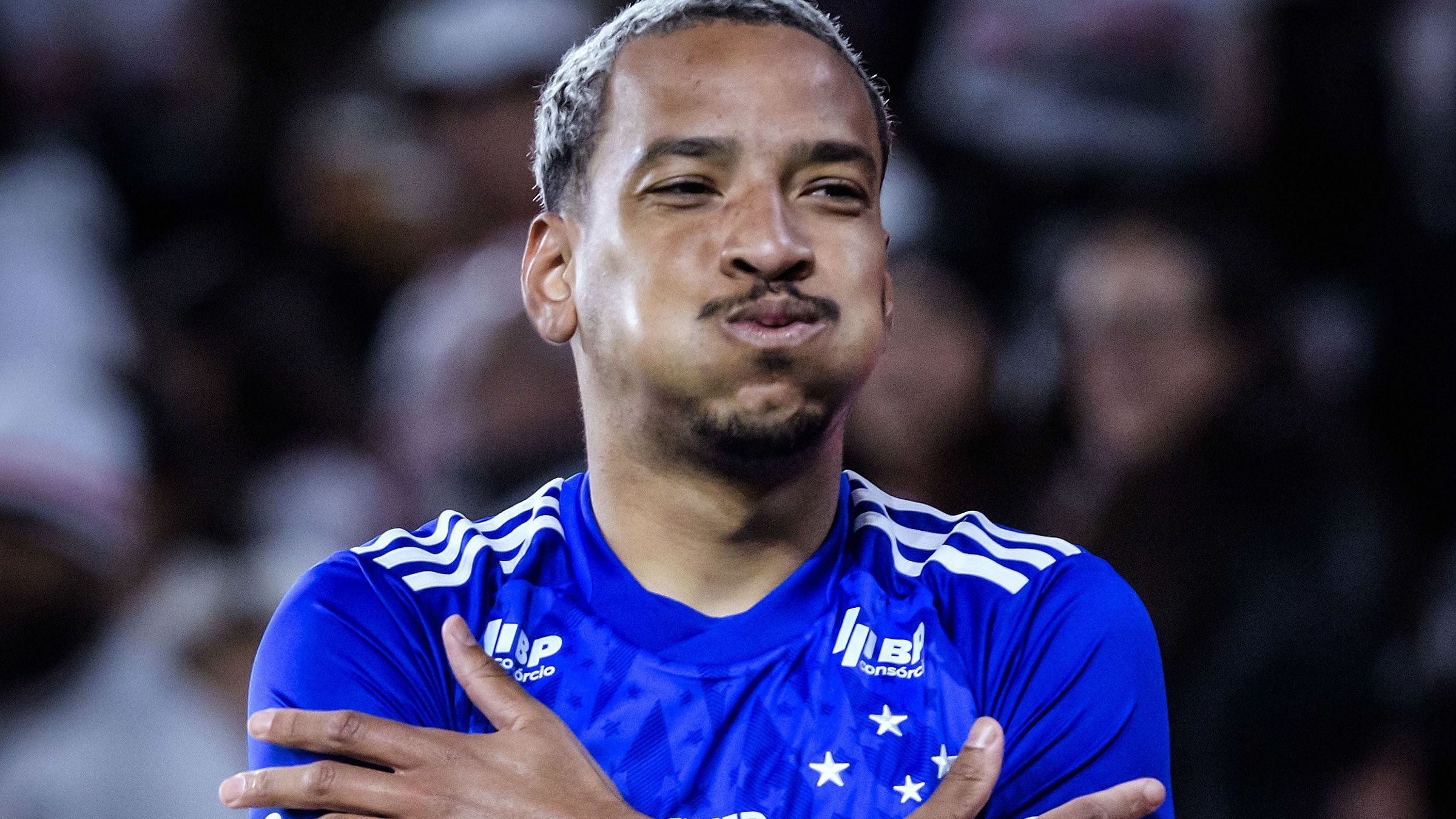 Matheus Pereira comemora gol