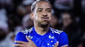 Matheus Pereira comemora gol