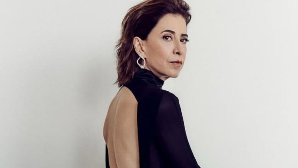 Globo de Ouro 2025: Fernanda Torres aposta em look "chique e ousado"; veja | CNN Brasil Globo de Ouro 2025: Fernanda Torres aposta em look "chique e ousado"; veja | CNN Brasil
