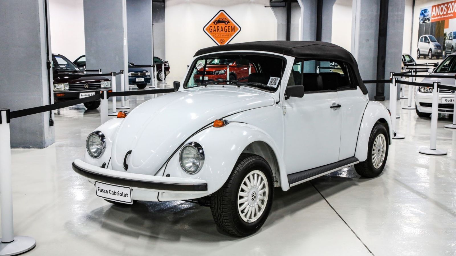 No interior, tem bancos com revestimento de Pointer GTI, volante de Gol, painel com fundo branco e vidros verdes • Divulgação