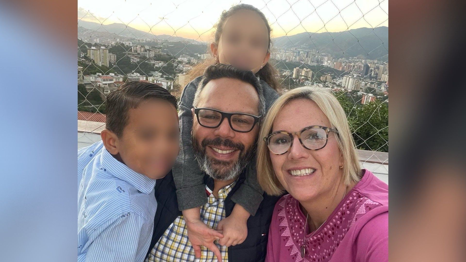Foto do genro (Rafael Tudares) e da filha (Mariana González) de Edmundo González, com os netos do opositor. • Comando Con Venezuela