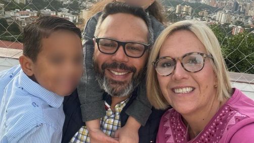 Foto do genro (Rafael Tudares) e da filha (Mariana González) de Edmundo González, com os netos do opositor.