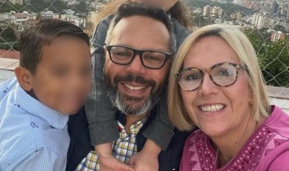 Foto do genro (Rafael Tudares) e da filha (Mariana González) de Edmundo González, com os netos do opositor.