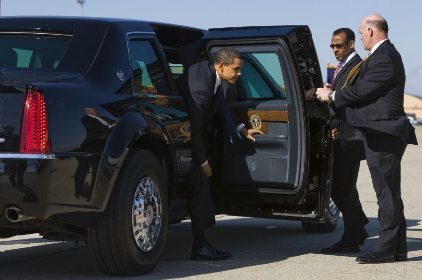 Agentes do Serviço Secreto seguram porta da limousine presidencial para o então presidente Barack Obama • Brooks Kraft LLC/Corbis via Getty Images