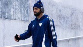 Gabigol chegando para partida