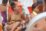 Viola viva? Gabz é vista curtindo praia com amigos em praia carioca