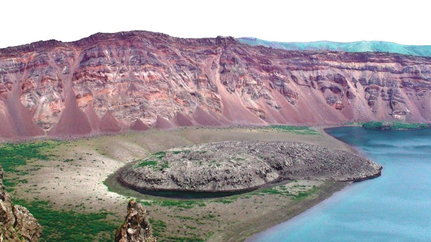 A erupção de 1831 ocorreu no vulcão Zavaritskii na Ilha Simushir. A explosão gerou uma caldeira de 1,87 milhas de largura, revelando camadas vermelhas, pretas e brancas compostas de depósitos eruptivos passados • Oleg Dirksen via CNN Newsource
