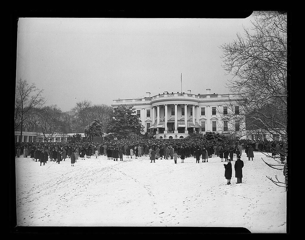 Multidão reunida do lado de fora da Casa Branca para a posse de Franklin D. Roosevelt em Washington, D.C. • Getty Images