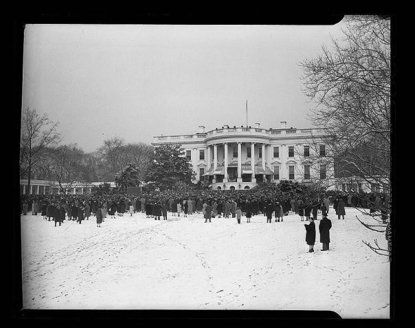 Multidão reunida do lado de fora da Casa Branca para a posse de Franklin D. Roosevelt em Washington, D.C. • Getty Images