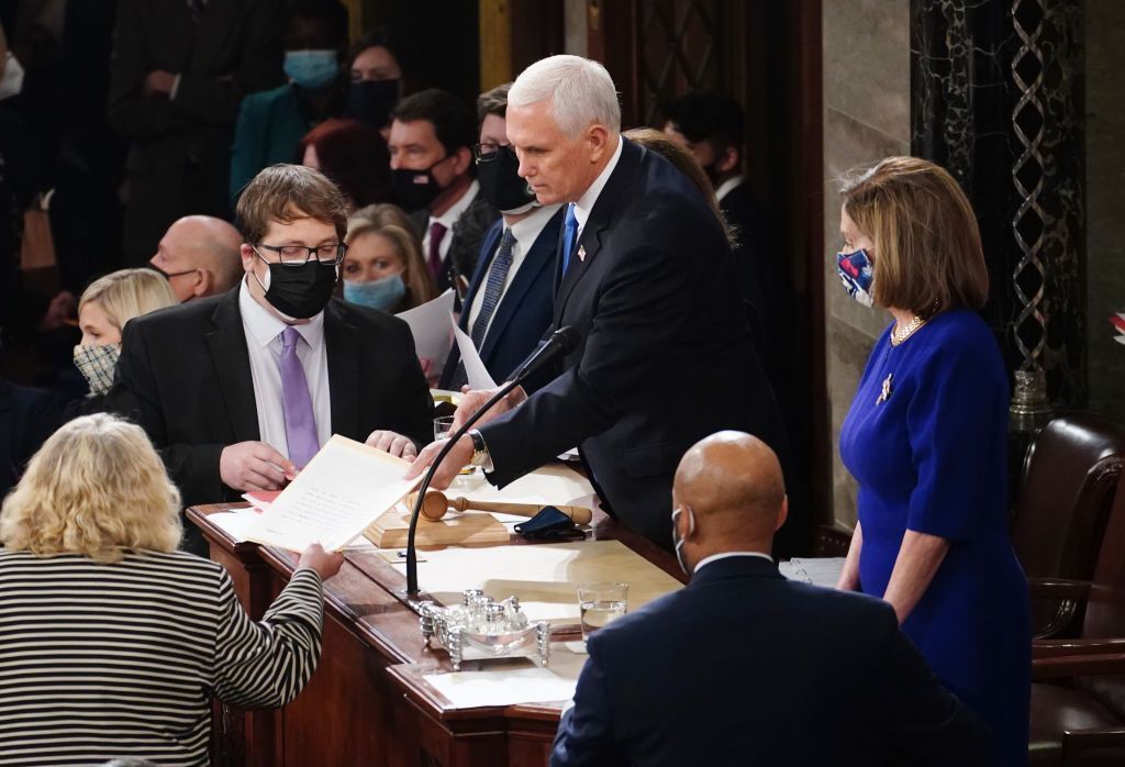 Mike Pence e Nancy Pelosi presidem a certificação de votos do Colégio Eleitoral para o presidente eleito Joe Biden. • Foto de Kevin Dietsch-Pool/Getty Images