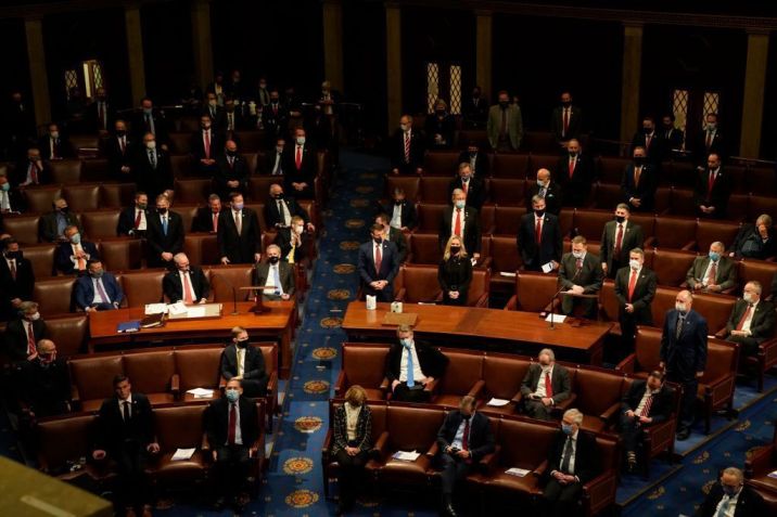 Scott Perry apresenta sua objeção às certificações da Pensilvânia durante uma sessão conjunta do 117º Congresso na Câmara dos Representantes do Capitólio dos EUA • Kent Nishimura / Los Angeles Times via Getty Images