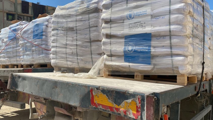 Caminhões de ajuda humanitária do Programa Mundial de Alimentação da Onu em Gaza em 2024 • Getty Images