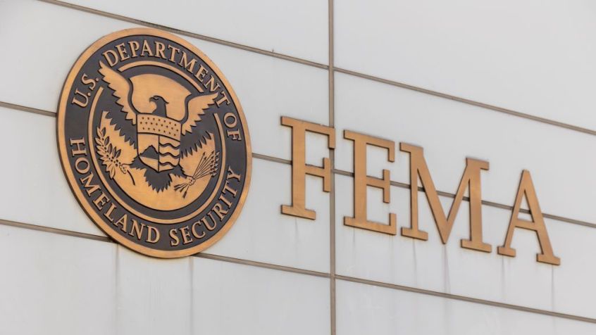 Sinalização da Agência Federal de Gestão de Emergências (FEMA) é vista do lado de fora da sede da agência em Washington, DC • Nathan Posner/Anadolu via Getty Images