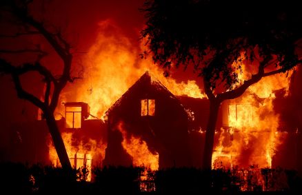 Uma casa é tomada pelas chamas durante o incêndio de Eaton, na área de Altadena, no Condado de Los Angeles, nesta quarta-feira, 8 de janeiro.