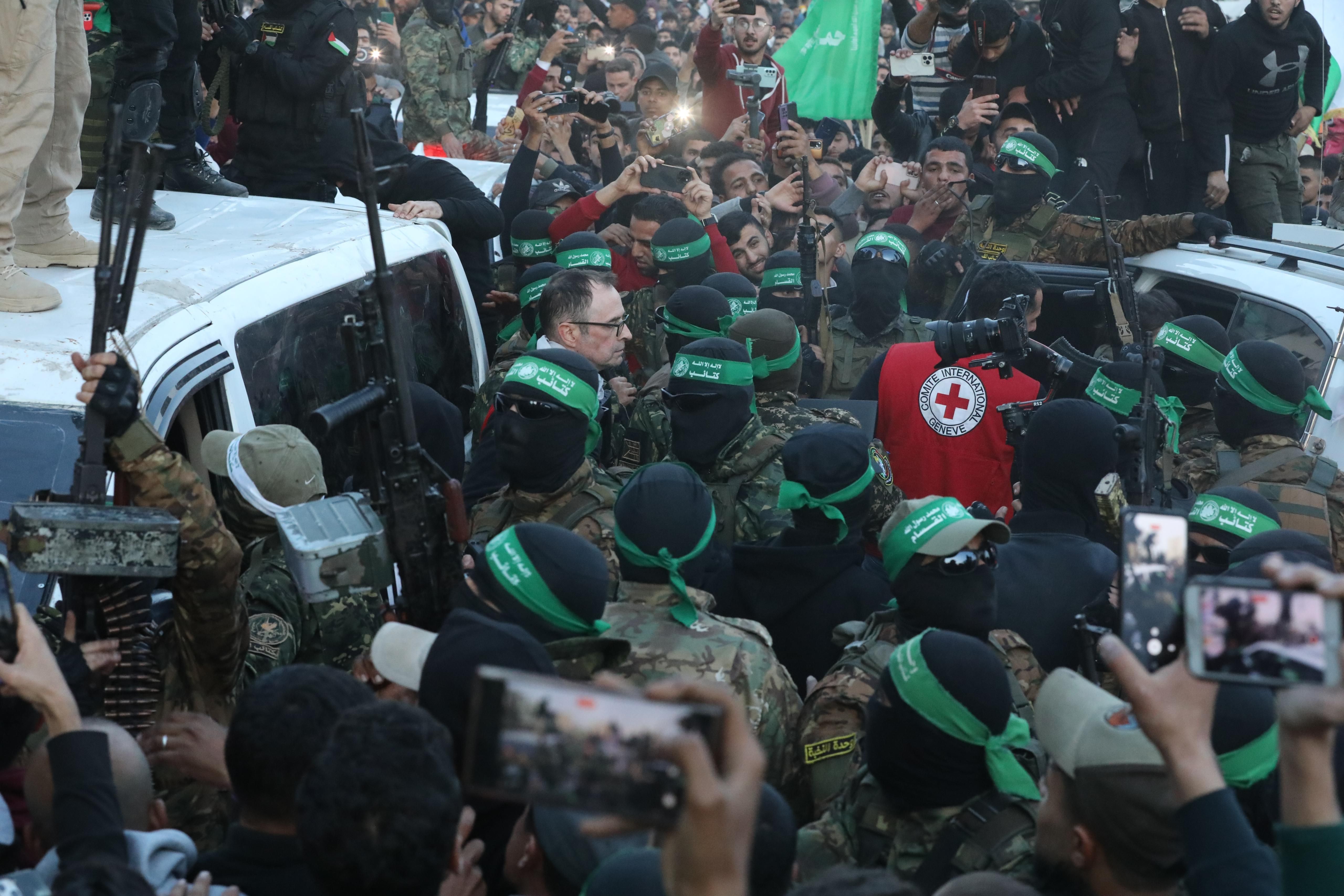 Hamas liberta reféns israelenses no primeiro dia de cessar-fogo.