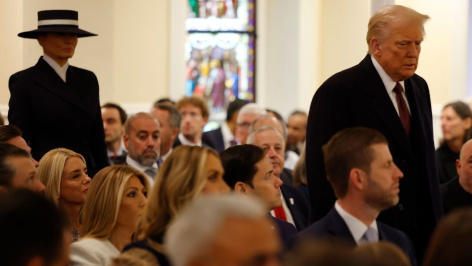 Melania Trump e o presidente eleito dos EUA, Donald Trump, chegam para cerimônia religiosa na Igreja de St. John como parte dos eventos programados para o dia da posse presidencial, em 20 de janeiro de 2025 em Washington, DC • Anna Moneymaker/Getty Images
