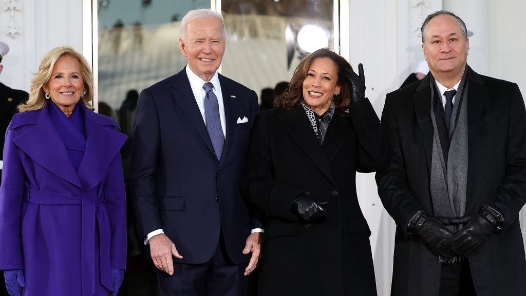 A primeira-dama Jill Biden, o presidente dos EUA, Joe Biden, a vice-presidente dos EUA, Kamala Harris, e o segundo cavalheiro Doug Emhoff juntos na Casa Branca antes da posse de Donald Trump em 20 de janeiro de 2025, em Washington, DC