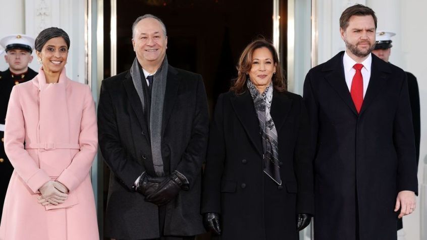 Usha Vance, esposa de JD Vance, o segundo cavalheiro dos EUA, Doug Emhoff, a vice-presidente dos EUA, Kamala Harris, e o vice-presidente eleito dos EUA, ex-senador J.D. Vance, juntos na Casa Branca antes da posse do presidente eleito dos EUA, Donald Trump, em 20 de janeiro de 2025 em Washington, DC • Win McNamee/Getty Images
