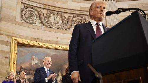 Donald Trump ficou a poucos metros de Joe Biden durante discurso de posse nos Estados Unidos