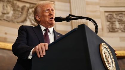 O presidente dos Estados Unidos, Donald Trump, discursa durante a cerimônia de posse na Rotunda do Capitólio dos EUA em 20 de janeiro de 2025 em Washington, DC