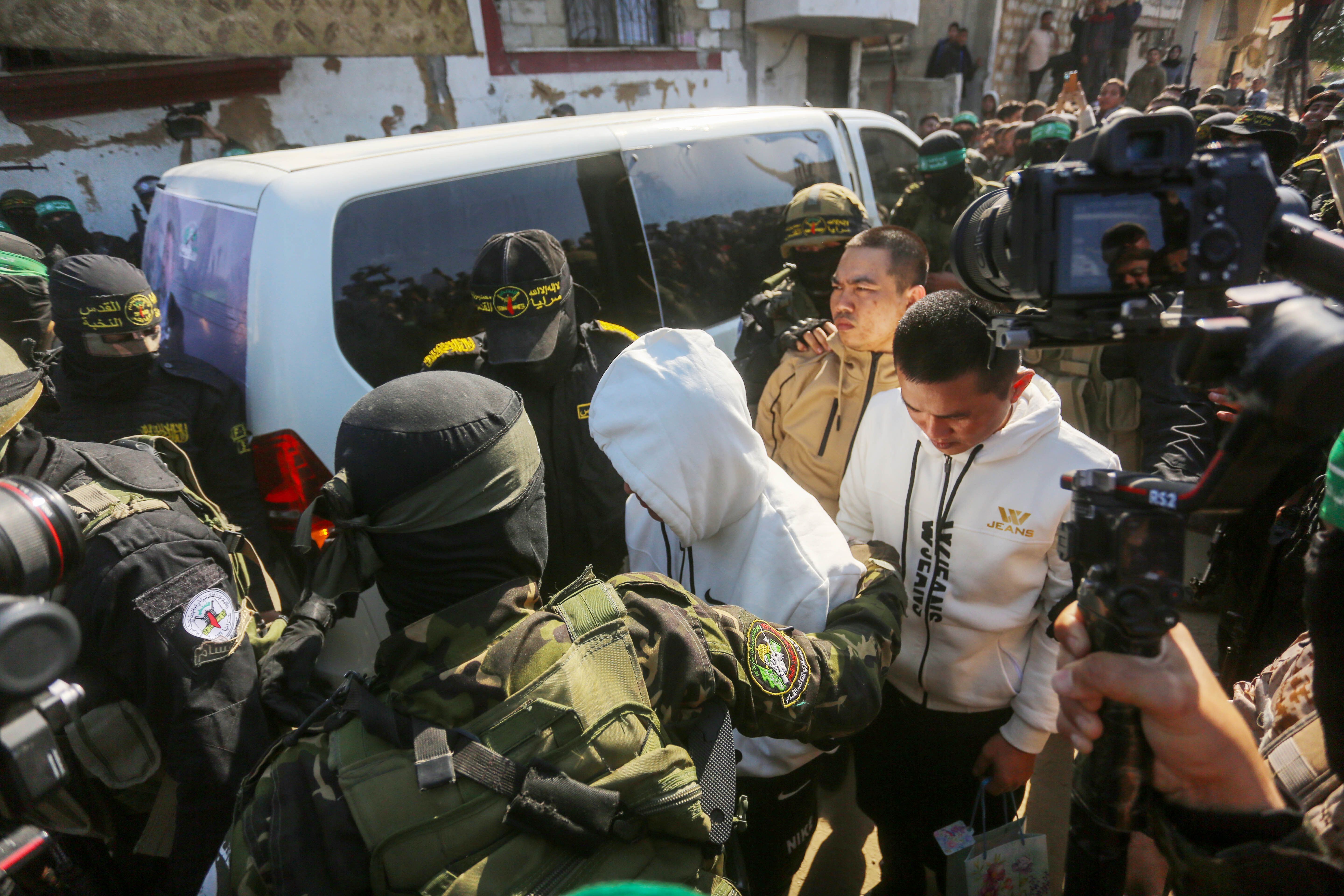 Momento em que reféns tailandeses são libertados em Gaza. • Ashraf Amra/Anadolu via Getty Images)
