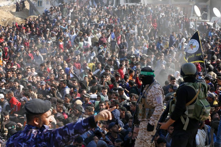 Oito reféns são libertos em Gaza nesta quinta-feira (30). • Ashraf Amra/Anadolu via Getty Images