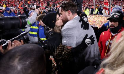 Taylor Swift utiliza look de R$ 379 mil para torcer para Travis Kelce; veja