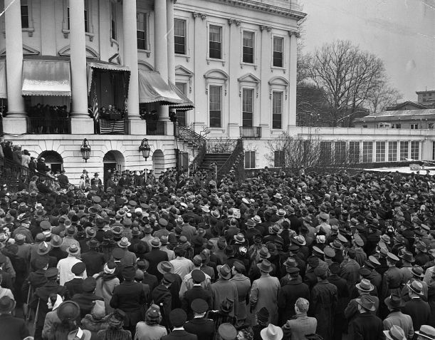 Multidão ouve o discurso de posse do presidente Franklin Roosevelt no início de seu quarto mandato, feito no pórtico sul da Casa Branca em 20 de janeiro de 1945 • Bettman
