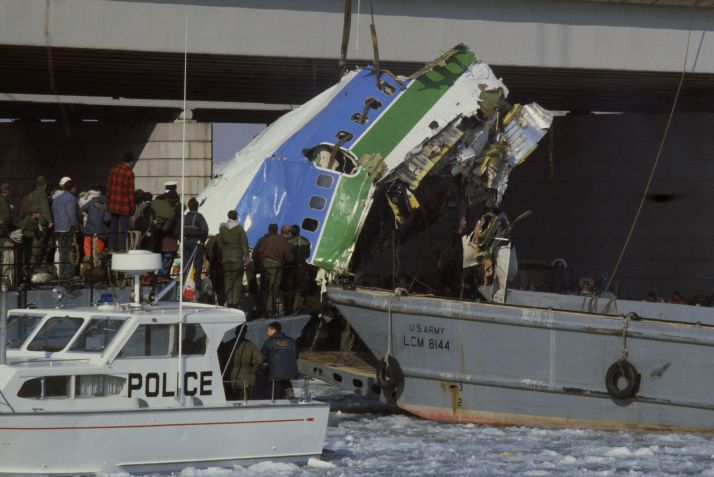 Voo 90 da Air Florida caiu no Rio Potomac coberto de gelo logo após a decolagem em 1982 • Getty Images
