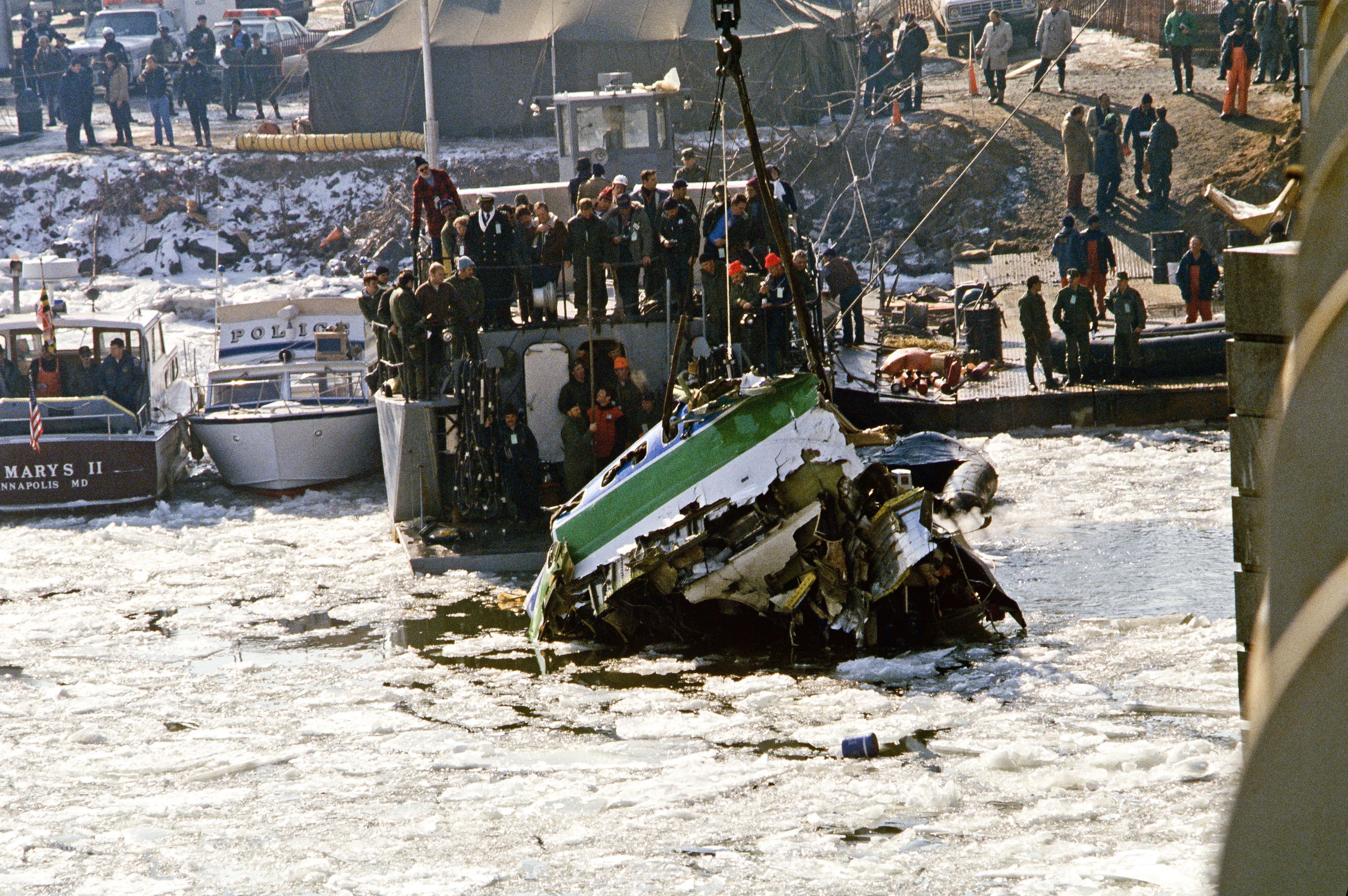 Voo 90 da Air Florida caiu no Rio Potomac coberto de gelo logo após a decolagem em 1982