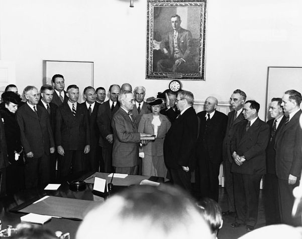 Harry Truman faz o juramento de posse como presidente dos Estados Unidos após a morte de Franklin D. Roosevelt em 12 de abril de 1945 • Foto por © CORBIS/Corbis via Getty Images