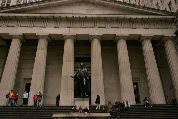 Estátua de George Washington em frente ao Federal Hall, onde o primeiro presidente dos Estados Unidos foi empossado, em 1789. A foto foi tirada em 5 de março de 2007 • Spencer Platt/Getty Images